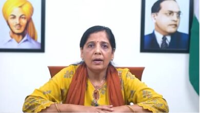 Photo of मेरी जिंदगी का हर पल देश के लिए समर्पित, मेरा जीवन संघर्ष का रहा है…पत्नी सुनीता ने पढ़ा सीएम केजरीवाल का संदेश