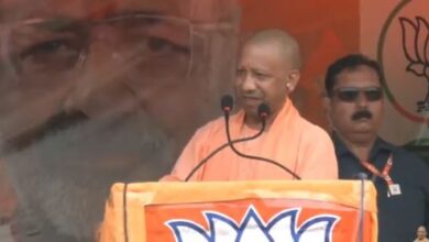 Photo of लालू यादव आपको लालटेन युग में ले जाना चाहते हैं…राजद और कांग्रेस गठबंधन पर जमकर बरसे सीएम योगी