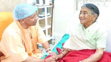 Photo of Uttarakhand: एम्स में भर्ती मां का हाल जानने पहुंचे सीएम योगी आदित्यनाथ