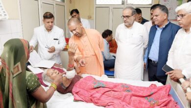 Photo of हाथरस में घायल पीड़ितों से मिले सीएम योगी, सत्संग के आयोजकों पर दर्ज हुई FIR