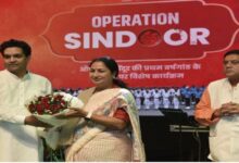 Photo of वंदे मातरम् के नारों के साथ कनॉट प्लेस में मना शौर्य दिवस, दिल्लीवालों ने किया सेना को नमन