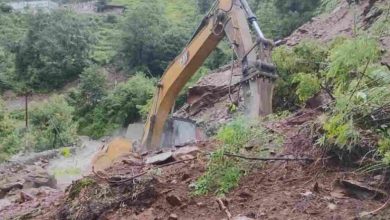 Photo of स्यानाचट्टी में 100 मीटर हिस्सा धंसने के बाद हनुमान चट्टी में बढ़ी मुश्किलें, गिर रहे पत्थर